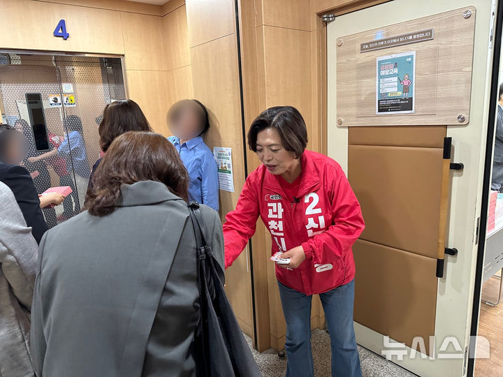 [과천=뉴시스] 국민의힘 신계용 과천시장 후보가 여성 친화 도시 비전을 내세우며 선거운동을 이어가고 있다.(사진=선거사무소 제공).2026.05.15.photo@newsis.com