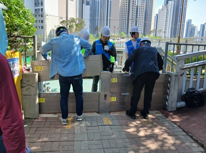[서울=뉴시스]차수판 설치 훈련을 하는 모습. (사진=구로구 제공) 2026.05.15. photo@newsis.com *재판매 및 DB 금지