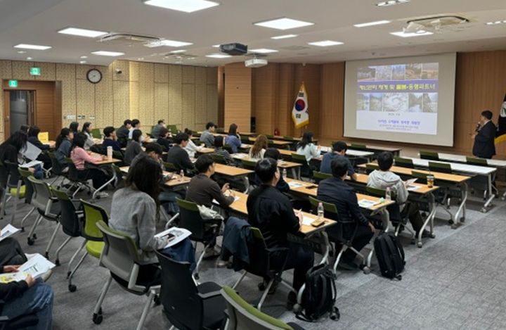 [서울=뉴시스]풍수해 재난안전대책본부 관계자 교육 진행 모습. (사진=강동구 제공) 2026.05.15. photo@newsis.com *재판매 및 DB 금지