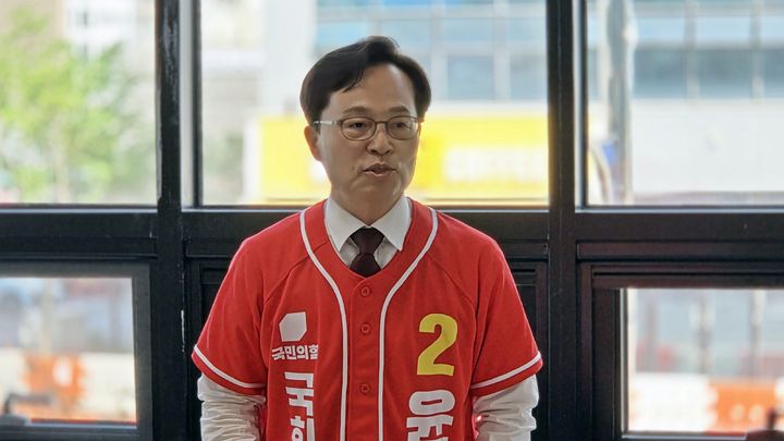 [공주=뉴시스] 송승화 기자 = 충남 공주·부여·청양 보궐선거에 출마한 국민의힘 윤용근 후보가 15일 충남 공주시 월송동 자신의 선거사무소에서 열린 기자 간담회에서 인사말을 하고 있다. 2026.05.15. ssong1007@newsis.com *재판매 및 DB 금지