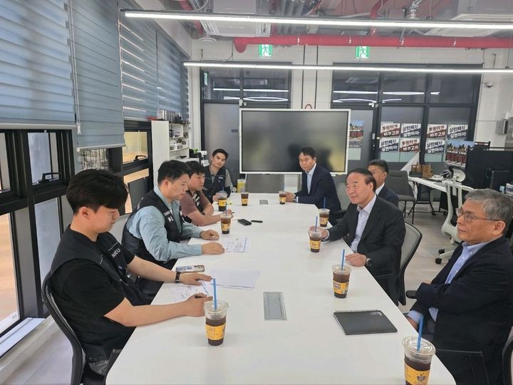 [서울=뉴시스] 삼성전자 DS부문 경영진이 삼성전자노동조합 공동투쟁본부와 만나 대화하는 모습 . 사진 왼쪽 위부터 투쟁본부 정승원 국장, 이송이 부위원장, 최승호 위원장, 김재원 국장, 사진 오른쪽 위부터 삼성전자 박용인 사장, 한진만 사장, 전영현 부회장, 김용관 사장. (사진=삼성전자 초기업노조 제공). 2026.05.15. photo@newsis.com *재판매 및 DB 금지