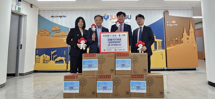 [대구=뉴시스] 대구지방변호사회 저스티스봉사단이 여름철 무더위를 앞두고 지역 저소득층을 위한 선풍기를 전달했다. (사진=대구지방변호사회 제공) 2026.05.15. photo@newsis.com *재판매 및 DB 금지