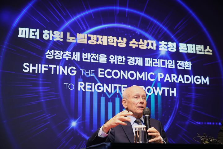 [서울=뉴시스] 사진은 피터 하윗 브라운대 명예교수가 15일 서울 중구 웨스틴조선호텔에서 한국개발연구원(KDI)·경제인문사회연구회 주최 '성장추세 반전을 위한 경제 패러다임 전환' 콘퍼런스 기조연설에서 발언하고 있는 모습. (사진=KDI 제공) 2026.05.15. photo@newsis.com *재판매 및 DB 금지