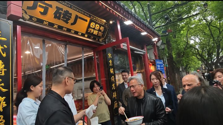 [서울=뉴시스]도널드 트럼프 미국 대통령의 방중단에 포함된 젠슨 황 엔비디아 최고경영자(CEO)가 베이징 도심에서 짜장면 등을 먹는 모습이 포착돼 현지 소셜미디어에서 화제가 되고 있다. 황 CEO가 15일 음식점 밖에서 짜장면을 먹는 모습. <사진출처: 웨이보> 2026.05.15 