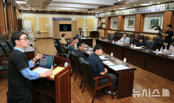 [괴산=뉴시스] 15일 이수현 충북 괴산군수 권한대행 주재로 군청 중회의실에서 와유센터 리모델링 설계 최종보고회가 열리고 있다. (사진= 괴산군 제공) 2026.05.15. photo@newsis.com *재판매 및 DB 금지