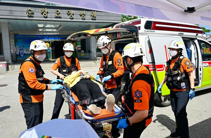 [순창=뉴시스] 15일 순창군이 지역 요양병원의 화재 상황을 가정해 실시한 '2026년 재난 대비 안전한국훈련', 소방대원들이 부상자를 옮기고 있다. *재판매 및 DB 금지