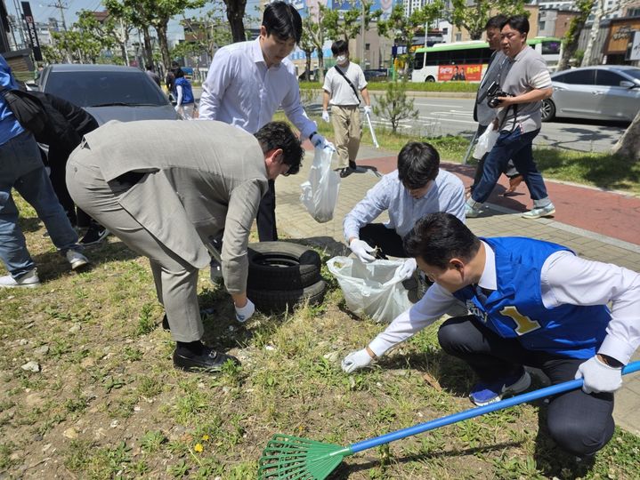 [청주=뉴시스] 신용한 더불어민주당 충북지사 후보가 15일 '황소 캠프' 선거대책위원회 발대식 후 당원, 지지자들과 함께 줍깅(조깅하며 쓰레기 줍기) 활동을 하고 있다. (사진=신용한 캠프 제공) 2026.05.15. photo@newsis.com *재판매 및 DB 금지