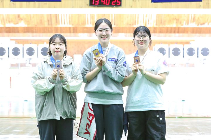 [서울=뉴시스] 제2회 IBK기업은행장배 전국사격대회 여자 일반부 25m 권총 결선 2위 고은(부산시청), 양지인(우리은행), 18년 만에 한국신기록을 경신한 오예진(IBK 기업은행). (사진=대한사격연맹 제공) *재판매 및 DB 금지