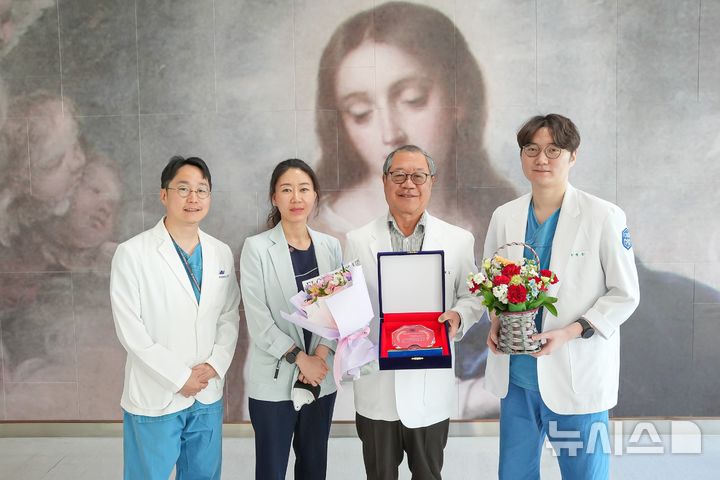 [인천=뉴시스] 진병호 국제성모병원 신경외과 교수(왼쪽 세번째)가 동료들과 기념 촬영하고 있다. (사진=국제성모병원 제공) 2026.05.15. photo@newsis.com