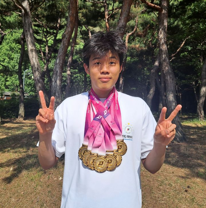 [서울=뉴시스] 제20회 전국장애학생체육대회 수영 7관왕에 오른 김재훈. (사진 = 대한장애인체육회 제공) *재판매 및 DB 금지