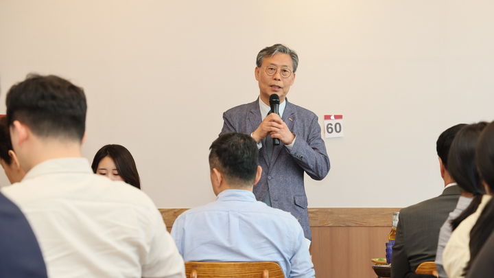 [광주=뉴시스] 김태승 한국철도공사(코레일) 사장이 지난 14일 광주 광산구 호남철도정비단 인근에서 국토교통부 출입기자단과 오는 9월 철도 통합 운영사 통합과 관련해 간담회를 갖고 있다. 2026.05.17. (사진=코레일 제공) photo@newsis.com *재판매 및 DB 금지