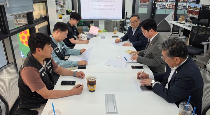 [서울=뉴시스] 15일 김영훈 고용노동부 장관이 경기 평택캠퍼스 노조 사무실을 방문해 최승호 삼성전자 초기업노동조합 위원장을 비롯한 삼성전자 노조 측과 면담했다. (사진=삼성그룹 초기업 노동조합 삼성전자 지부 제공). 2026.05.15. photo@newsis.com *재판매 및 DB 금지