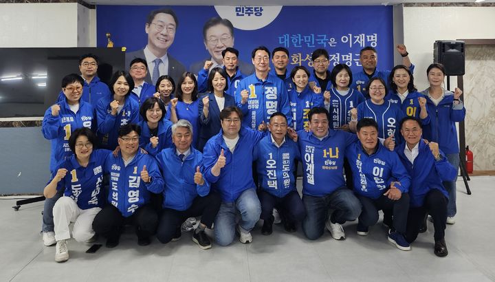 [화성=뉴시스] 6·3 지방선거 경기 화성지역 더불어민주당 소속 시장·도의원·시의원 후보들이 정명근 후보 선거캠프에 모여 원팀 승리를 결의하고 있다. (사진=정명근 더불어민주당 화성시장 선거사무소 제공) 2026.05.15. photo@newsis.com *재판매 및 DB 금지