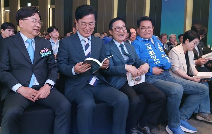 [대전=뉴시스] 조명휘 기자 = 권선택(왼쪽) 전 대전시장이 15일 서구 둔산동 팔레드오페라에서 '다시 경청'을 주제로 출판기념회를 시작하기에 앞서 허태정 시장후보, 박범계 의원, 송영길 전 대표 등과 대화를 나누고 있다. 2026.05.15. joemedia@newsis.com *재판매 및 DB 금지
