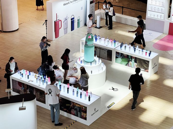  롯데백화점은 잠실 롯데월드몰에서 프리미엄 텀블러 브랜드 '하이드로 플라스크(Hydro Flask)'의 아시아 최초 메가 팝업을 진행한다. *재판매 및 DB 금지