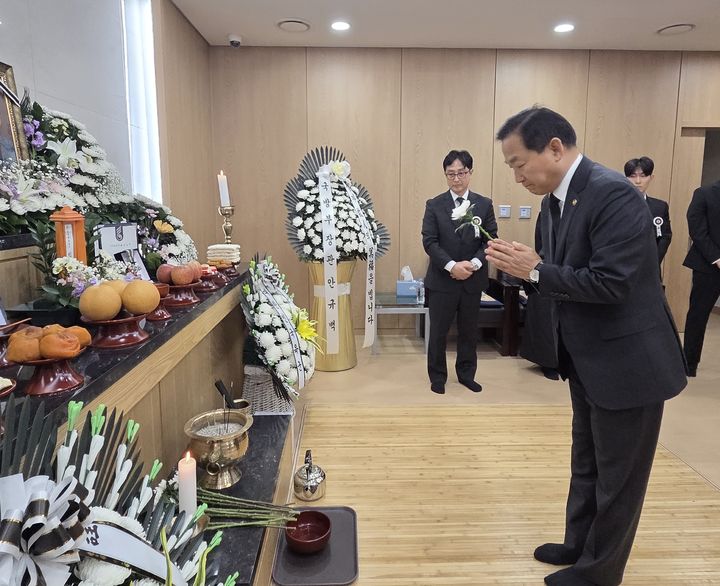 [서울=뉴시스] 이두희 국방부차관이15일 오후 국군수도병원 장례식장을 찾아 이날 별세한 탈북 국군포로를 조문했다. (사진=국방부 제공) 2026.05.15. photo@newsis.com *재판매 및 DB 금지