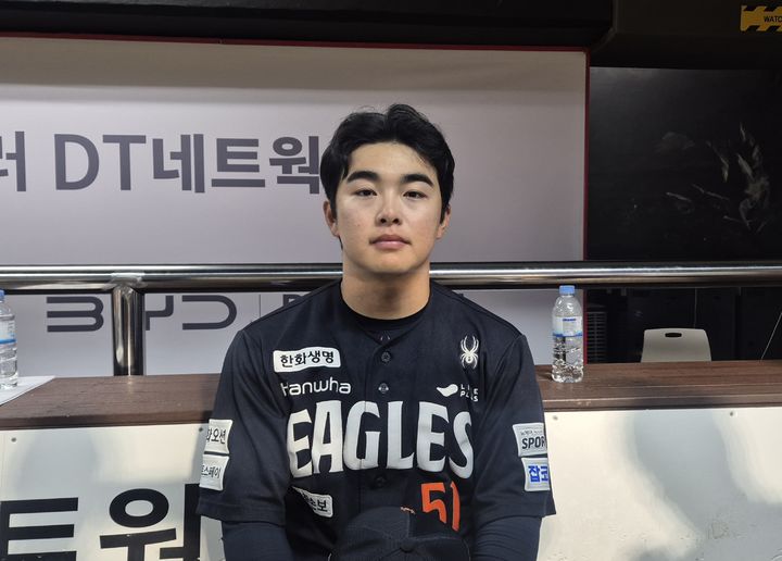 [수원=뉴시스] 문채현 기자 = 프로야구 한화 이글스의 문현빈이 15일 수원 KT위즈파크에서 열린 2026 신한 쏠 KBO리그 KT 위즈와의 경기를 마친 뒤 취재진과 인터뷰를 하고 있다. 2026.05.15. dal@newsis.com *재판매 및 DB 금지