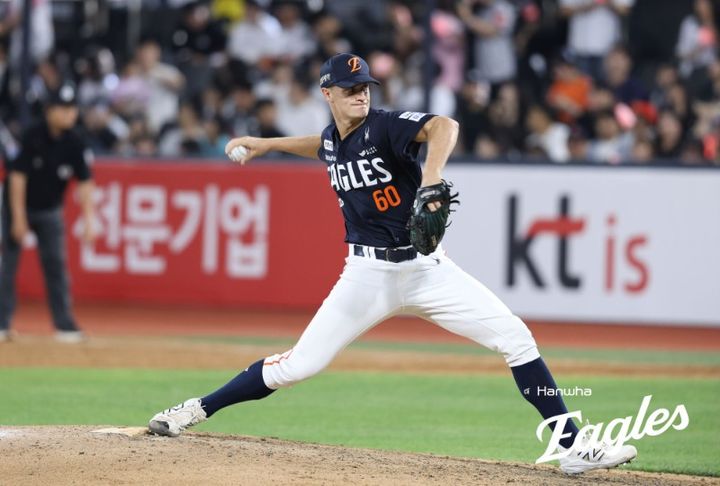 [서울=뉴시스] 프로야구 한화 이글스 잭 쿠싱이 15일 수원 KT위즈파크에서 열린 2026 신한 쏠 KBO리그 KT 위즈와의 경기에 마무리로 등판해 공을 던지고 있다. (사진=한화 이글스 제공) 2026.05.15. *재판매 및 DB 금지