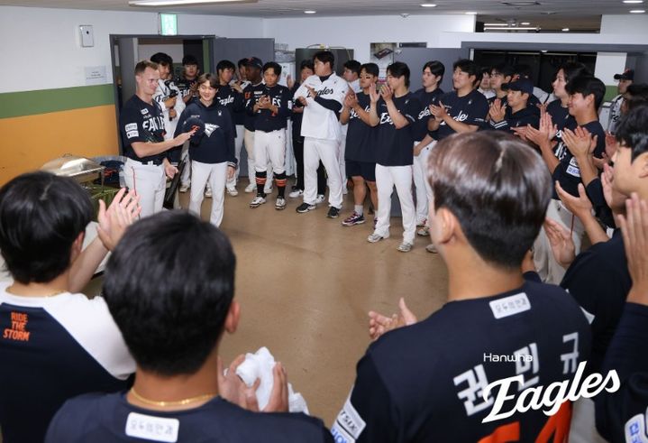 [서울=뉴시스] 프로야구 한화 이글스 잭 쿠싱(가운데)이 15일 수원 KT위즈파크에서 열린 2026 신한 쏠 KBO리그 KT 위즈와의 경기를 마친 뒤 선수단과 마지막 인사를 하고 있다. (사진=한화 이글스 제공) 2026.05.15. *재판매 및 DB 금지