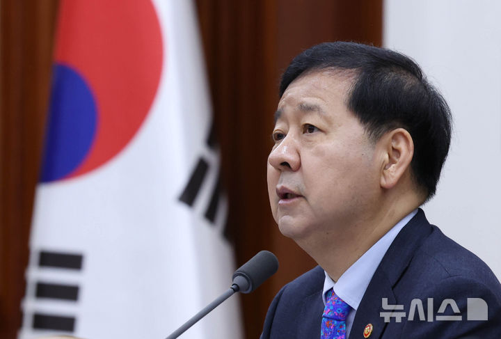 [서울=뉴시스] 조수정 기자 = 구윤철 경제부총리 겸 재정경제부 장관이 15일 오전 서울 종로구 정부서울청사에서 열린 비상경제본부회의 겸 경제관계장관회의 및 부동산관계장관회의를 주재하고 있다. 2026.05.15. chocrystal@newsis.com