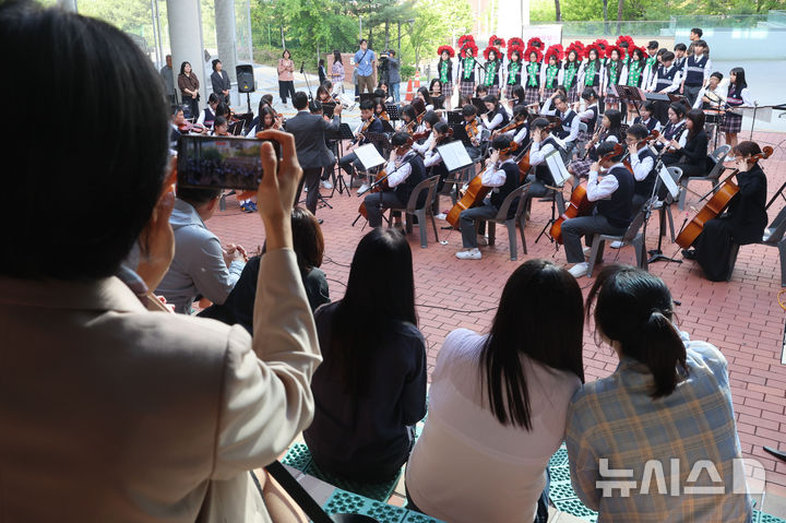 [서울=뉴시스] 권창회 기자 = 스승의 날인 15일 서울 은평구 신도중학교에서 학생들이 합창오케스트라로 스승의 은혜를 부르고 있다. 2026.05.15. kch0523@newsis.com