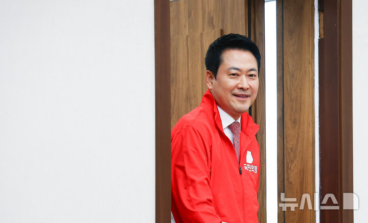[서울=뉴시스] 김근수 기자 = 장동혁 국민의힘 대표가 15일 서울 여의도 국회에서 열린 국민의힘 중앙선거대책위원회의에 참석하고 있다. 2026.05.15. ks@newsis.com