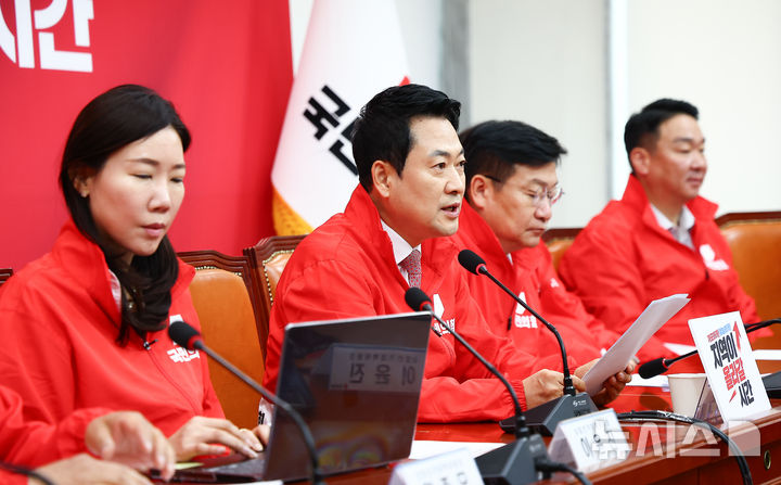 [서울=뉴시스] 김근수 기자 = 장동혁(왼쪽 두번째) 국민의힘 대표가 15일 서울 여의도 국회에서 열린 국민의힘 중앙선거대책위원회의에서 발언하고 있다. 2026.05.15. ks@newsis.com