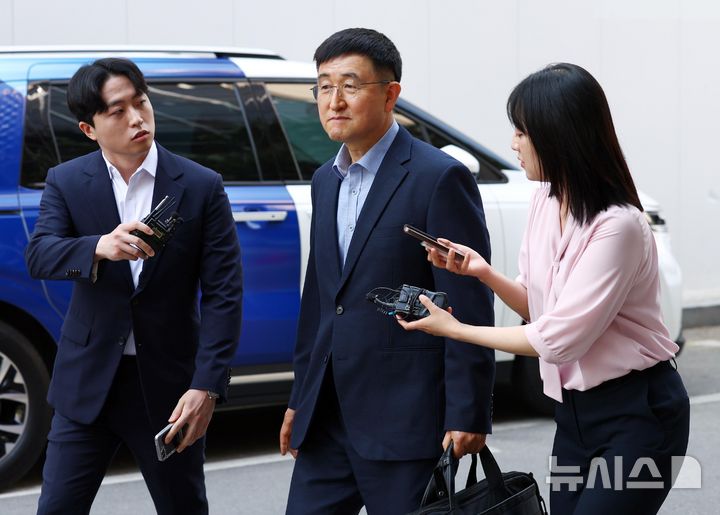 [과천=뉴시스] 전신 기자 = 박안수 전 육군참모총장이 군형법상 반란 혐의 피의자 신분으로 조사 받기 위해 15일 경기 과천 2차 종합특별검사팀 사무실로 출석하고 있다. 2026.05.15. photo1006@newsis.com