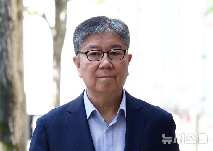 [과천=뉴시스] 전신 기자 = 윤석열 정부 시절 '관저 이전 의혹'을 수사하고 있는 2차 종합특별검사팀이 김대기 전 대통령실 비서실장과 유병호 감사원 감사위원에 대해 출국금지했다. 유 위원 측은 "선을 넘은 공권력 행사"라는 입장이다. 사진은 김 전 비서실장. 2026.05.15. photo1006@newsis.com