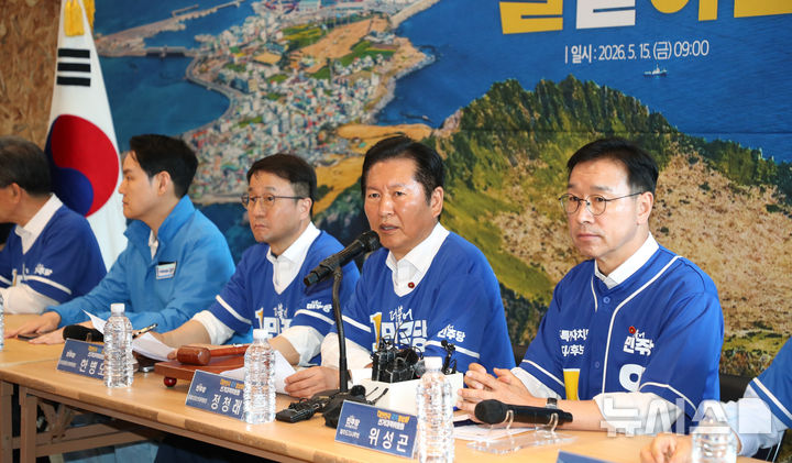 [제주=뉴시스] 우장호 기자 = 정청래 더불어민주당 대표 겸 중앙선거대책위원회 총괄 상임 위원장이 15일 오전 제주시 오라이동 위성곤 민주당 제주도지사 후보 선거사무소에서 열린 현장 중앙선거대책위원회의에서 발언하고 있다. 2026.05.15. woo1223@newsis.com