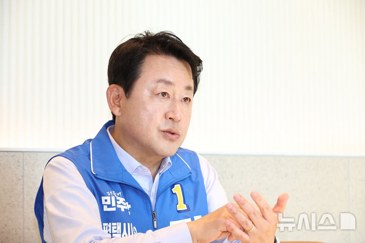[서울=뉴시스] 김금보 기자 = 김용남 더불어민주당 평택을 국회의원 재선거 후보가 지난 15일 오전 경기도 평택시 고덕동 한 커피숍에서 뉴시스와 인터뷰를 하고 있다. 2026.05.16. kgb@newsis.com