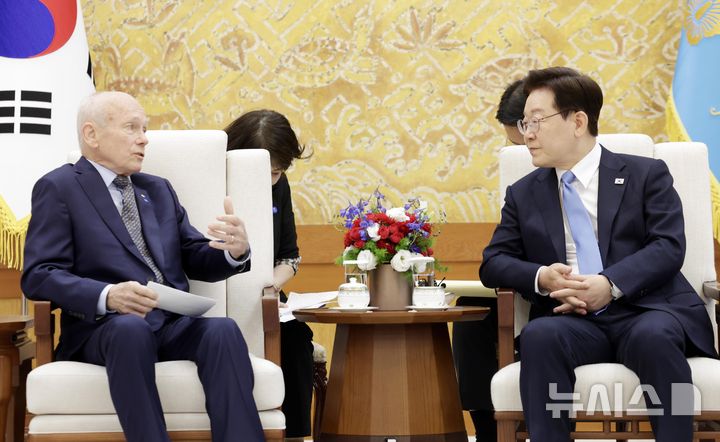 [서울=뉴시스] 최동준 기자 = 이재명 대통령이 15일 청와대에서 노벨경제학상 수상자인 피터 하윗 미국 브라운대 명예교수를 접견하고 있다. 2026.05.15. photocdj@newsis.com