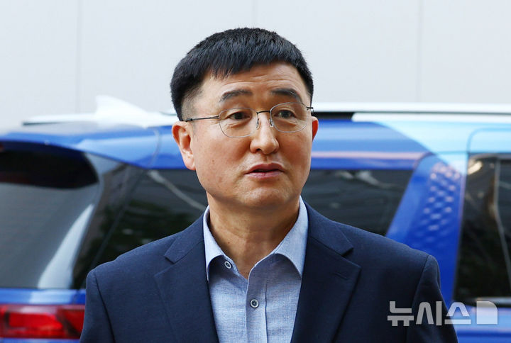 [과천=뉴시스] 전신 기자 = 사진은 박안수 전 육군참모총장이 군형법상 반란 혐의 피의자 신분으로 조사 받기 위해 지난 5월 15일 경기 과천 2차 종합특별검사팀 사무실로 출석하는 모습. 2026.07.24. photo1006@newsis.com