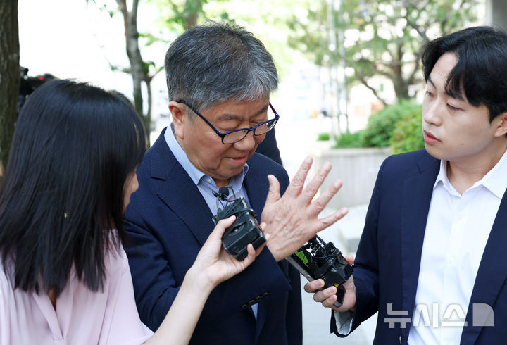 [과천=뉴시스] 전신 기자 = 김대기 전 대통령실 비서실장이 대통령 관저 이전 의혹 관련 조사를 받기 위해 15일 경기 과천 2차 종합특별검사팀 사무실로 출석하고 있다. 2026.05.15. photo1006@newsis.com