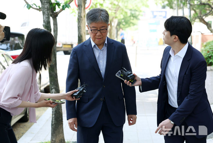 [과천=뉴시스] 전신 기자 = 김대기 전 대통령실 비서실장이 대통령 관저 이전 의혹 관련 조사를 받기 위해 15일 경기 과천 2차 종합특별검사팀 사무실로 출석하고 있다. 2026.05.15. photo1006@newsis.com
