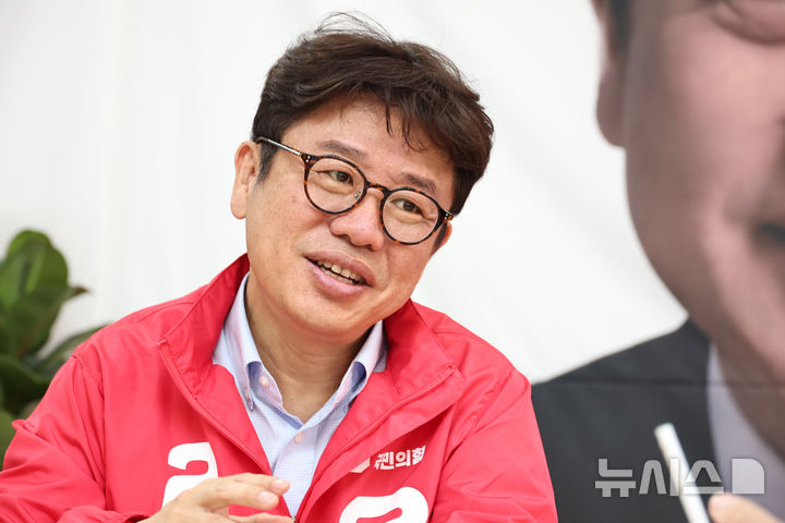 [서울=뉴시스] 김금보 기자 = 유의동 국민의힘 평택을 국회의원 재선거 후보가 지난 15일 오전 경기도 평택시 안중읍 자신의 선거사무소에서 뉴시스와 인터뷰를 하고 있다. 2026.05.16. kgb@newsis.com