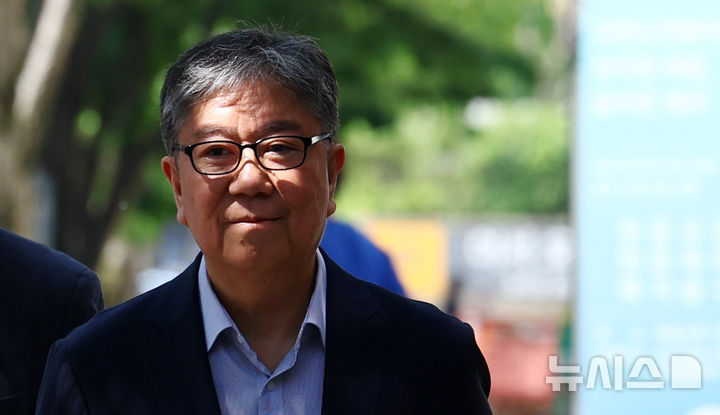 [과천=뉴시스] 전신 기자 = 윤석열 정부 시절 대통령실 관저 이전 특혜 의혹으로 기소된 김대기 전 대통령비서실장과 이상민 전 행정안전부 장관에게 특검이 실형을 구형했다. 사진은 김 전 실장이 지난 5월 15일 대통령 관저 이전 의혹 관련 조사를 받기 위해 경기 과천 2차 종합특별검사팀 사무실로 출석하는 모습. 2026.10.16. photo1006@newsis.com