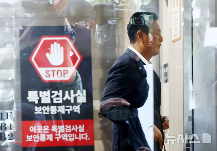 [과천=뉴시스] 전신 기자 = 미국 등 우방국에 12·3 비상계엄 정당화 메시지를 보냈다는 의혹을 받는 김태효 전 국가안보실 1차장이 내란중요임무종사 및 직권남용 혐의 피의자 신분으로 조사 받기 위해 지난 5월 15일 경기 과천 2차 종합특별검사팀 사무실로 출석하고 있다. 2026.07.10. photo1006@newsis.com