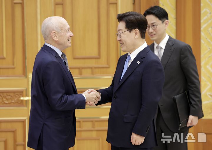 [서울=뉴시스] 최동준 기자 = 이재명 대통령이 15일 청와대에서 노벨경제학상 수상자인 피터 하윗 미국 브라운대 명예교수와 악수하고 있다. 2026.05.15. photocdj@newsis.com