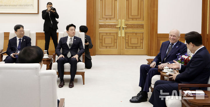 [서울=뉴시스] 최동준 기자 = 이재명 대통령이 15일 청와대에서 노벨경제학상 수상자인 피터 하윗 미국 브라운대 명예교수를 접견하고 있다. 2026.05.15. photocdj@newsis.com