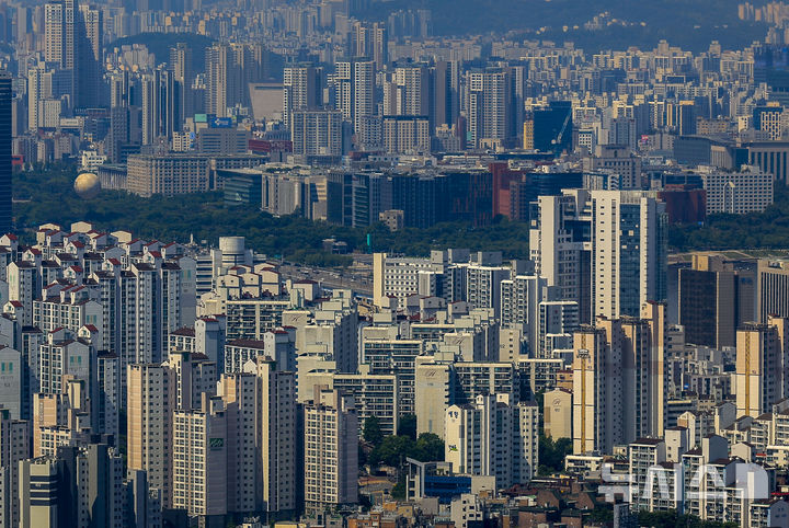 [서울=뉴시스] 정병혁 기자 = 15일 서울 중구 남산에서 서울시내 아파트가 보이고 있다.다주택자 양도소득세 중과 유예 조치 종료를 앞두고 막판 매매 수요가 몰리며 서울의 주택 매수 심리가 하락을 멈추고 반등한 것으로 나타났다. 국토연구원 부동산시장정책연구센터의 '2026년 4월 부동산 시장 소비자 심리조사' 결과, 지난달 전국 주택 매매 소비심리는 전월(110.6)보다 1.4포인트(p) 오른 112.0으로 보합을 유지했다. 수도권은 114.9에서 119.1로 4.2p 오르며 상승 전환했다.서울은 전월 대비 7.1p 오른 124.9로 상승 국면을 유지했다. 2026.05.15. jhope@newsis.com