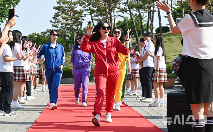 [수원=뉴시스] 김종택기자 = 스승의날인 15일 경기 수원시 팔달구 매향중학교에서 열린 '추억의 책가방' 행사에서 복고풍 복장을 한 선생님들이 학생들의 축하와 응원속에 레드카펫을 밟으며 행진하고 있다. 2026.05.15. jtk@newsis.com