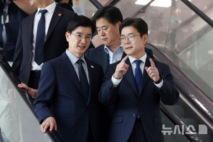[서울=뉴시스] 고승민 기자 = 정원오 더불어민주당 서울시장 후보가 15일 서울 여의도 국회 소통관에서 주요 공약 발표 기자회견을 마친 뒤 이해식 의원과 대화하며 이동하고 있다. 2026.05.15. kkssmm99@newsis.com
