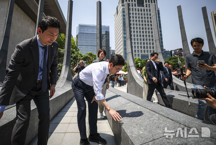 [서울=뉴시스] 정병혁 기자 = 정원오 더불어민주당 서울시장 후보가 15일 서울 종로구 광화문광장 감사의 정원을 둘러보고 있다. 2026.05.15. jhope@newsis.com