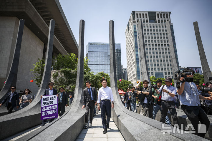 [서울=뉴시스] 정병혁 기자 = 정원오 더불어민주당 서울시장 후보가 15일 서울 종로구 광화문광장 감사의 정원을 둘러보고 있다. 2026.05.15. jhope@newsis.com
