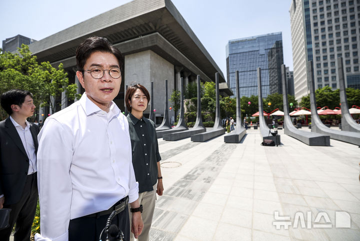 [서울=뉴시스] 정병혁 기자 = 정원오 더불어민주당 서울시장 후보가 15일 서울 종로구 광화문광장 감사의 정원을 둘러보고 있다. 2026.05.15. jhope@newsis.com