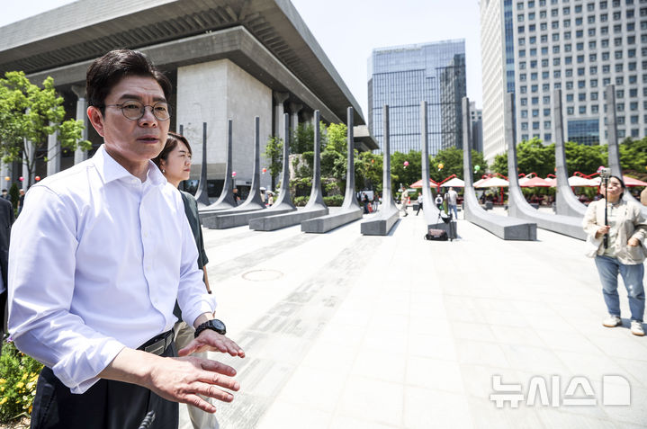 [서울=뉴시스] 정병혁 기자 = 정원오 더불어민주당 서울시장 후보가 15일 서울 종로구 광화문광장 감사의 정원을 둘러보고 있다. 2026.05.15. jhope@newsis.com