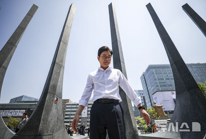 [서울=뉴시스] 정병혁 기자 = 정원오 더불어민주당 서울시장 후보가 15일 서울 종로구 광화문광장 감사의 정원을 찾아 취재진에게 입장을 밝히고 있다. 2026.05.15. jhope@newsis.com