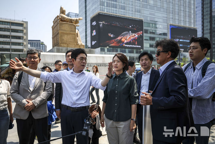 [서울=뉴시스] 정병혁 기자 = 정원오 더불어민주당 서울시장 후보가 15일 서울 종로구 광화문광장 감사의 정원을 찾아 시설을 살펴보고 있다. 2026.05.15. jhope@newsis.com
