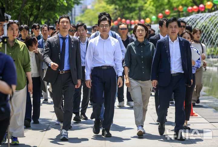 [서울=뉴시스] 정병혁 기자 = 정원오 더불어민주당 서울시장 후보가 15일 서울 종로구 광화문광장 감사의정원을 둘러보기 위해 이동하고 있다. 2026.05.15. jhope@newsis.com